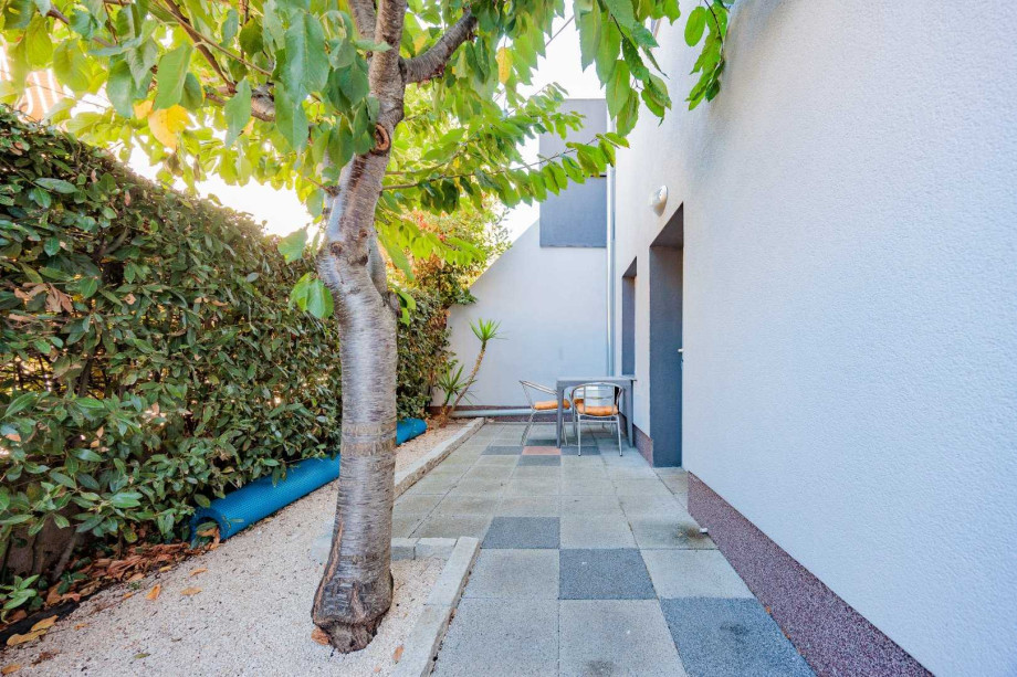 Crowonder Lucky Apartment A2 with swimming pool