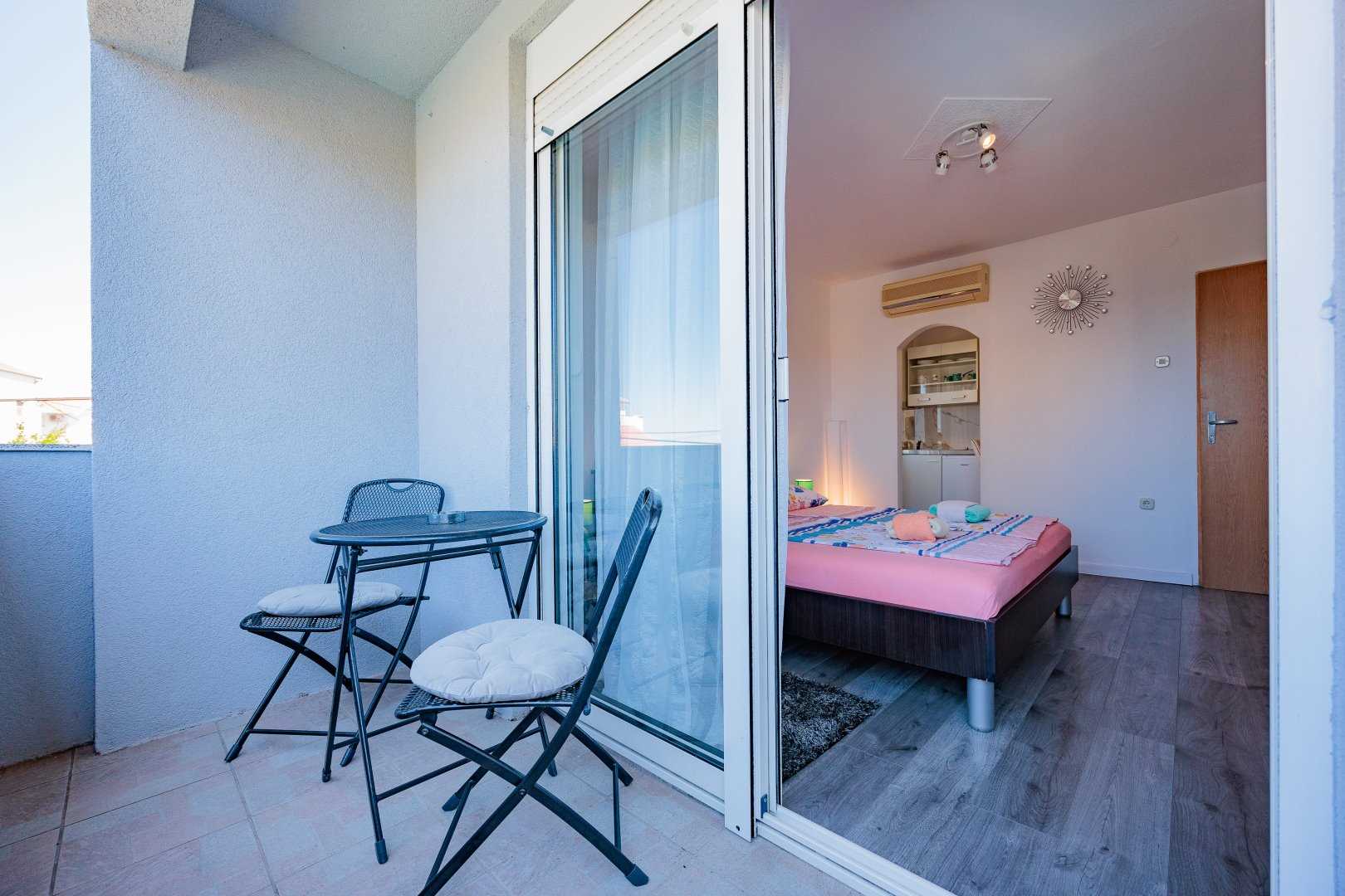 Crownonder Lucky apartman A4 úszómedencével