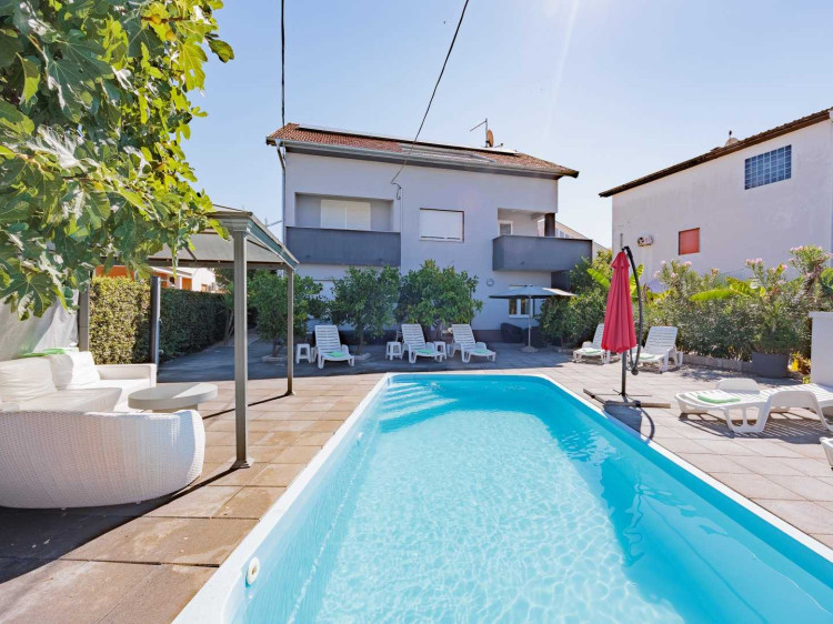 Crowonder Lucky Holiday House z basenem