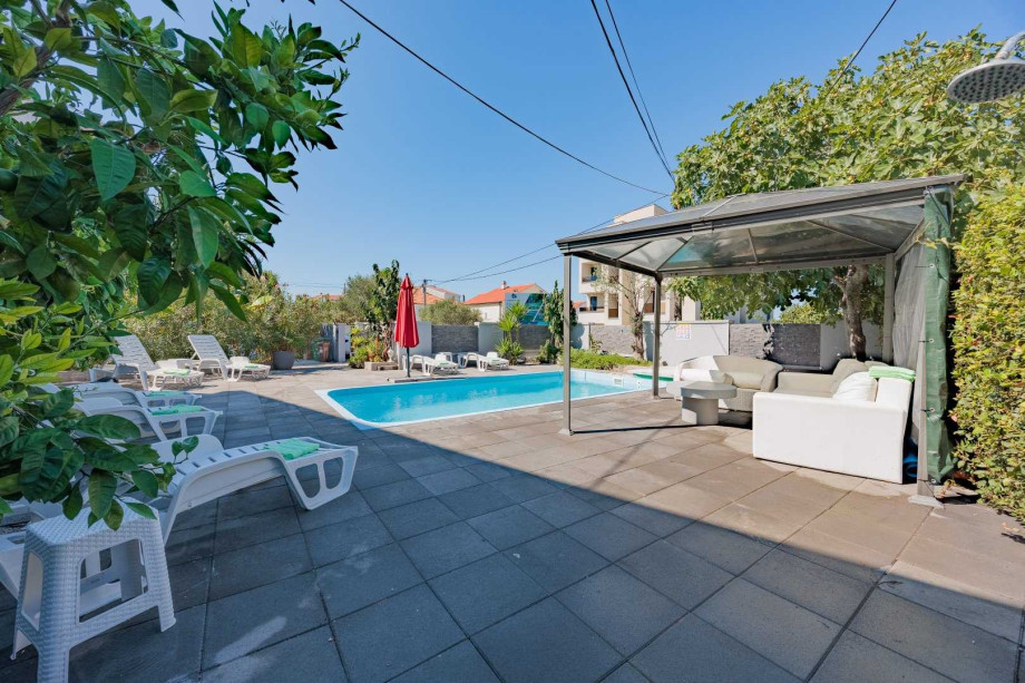 Crowonder Lucky Holiday House  with Swimming Pool