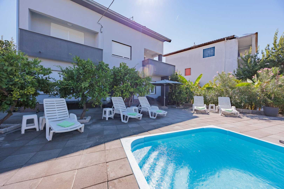 Crowonder Lucky Holiday House  with Swimming Pool