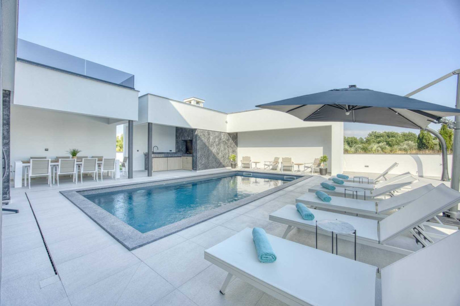 CROWONDER Villa Elena with Two Swimming Pools and Sauna