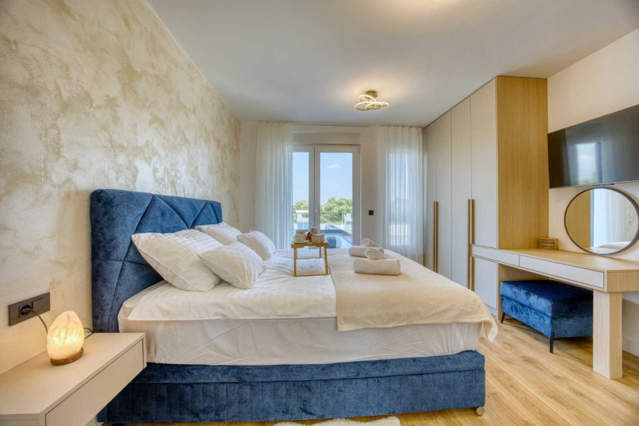 CROWONDER Villa Elena with Two Swimming Pools and Sauna