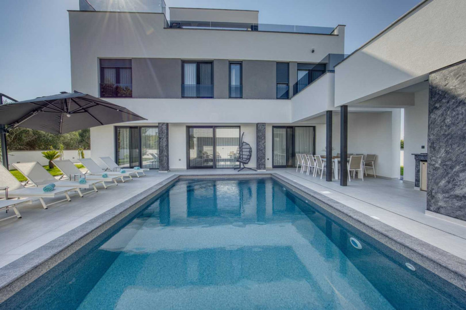 CROWONDER Villa Elena with Two Swimming Pools and Sauna