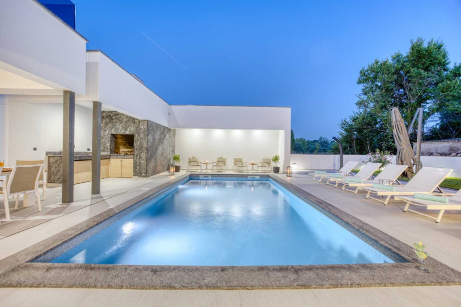 CROWONDER Villa Elena with Two Swimming Pools and Sauna