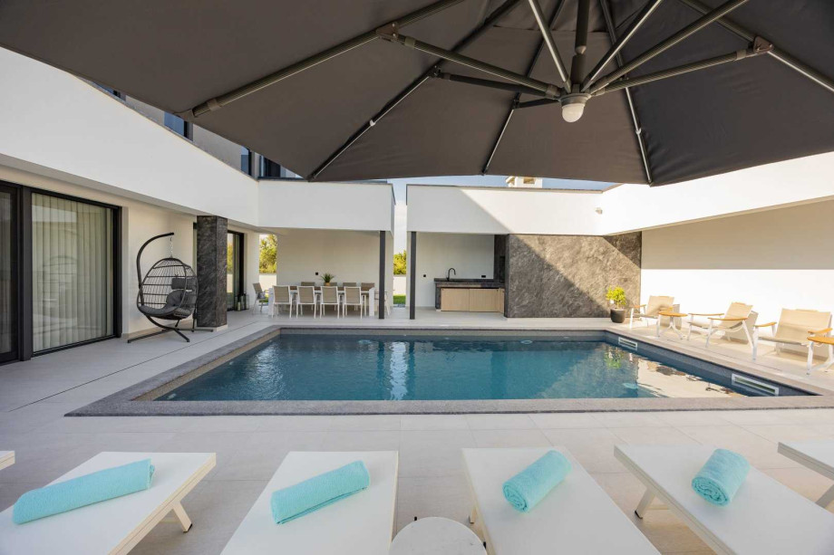 CROWONDER Villa Elena with Two Swimming Pools and Sauna
