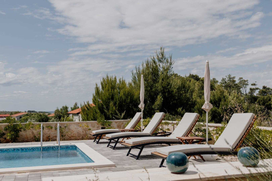 CROWONDER Villa Pinia with Swimming Pool