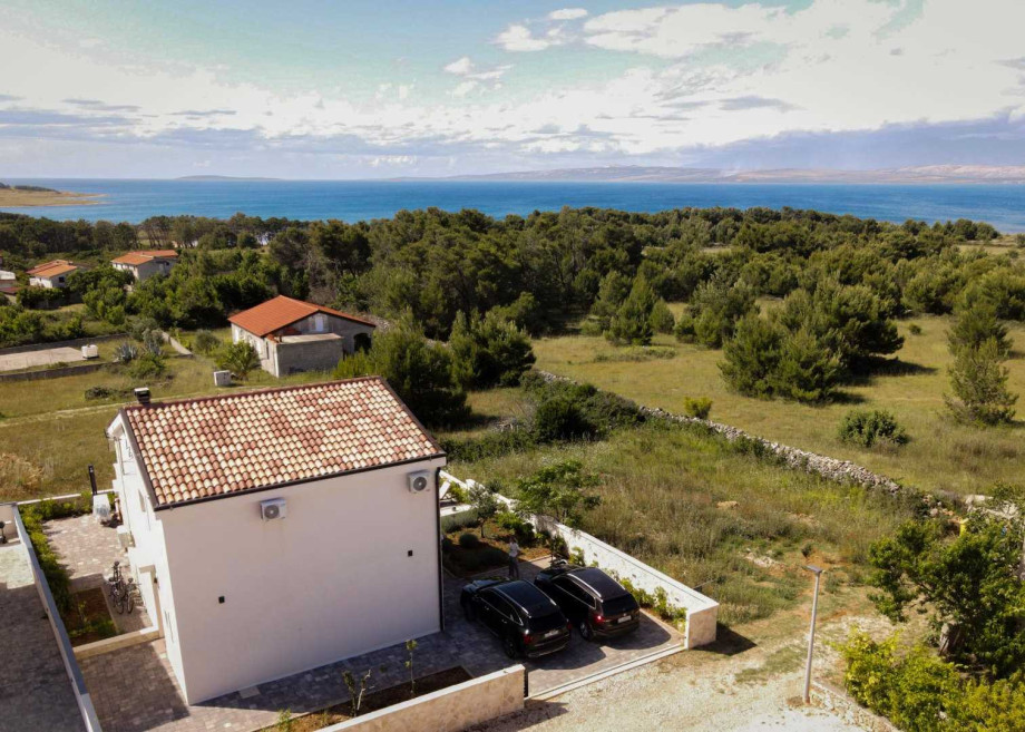 CROWONDER Villa Pinia with Swimming Pool