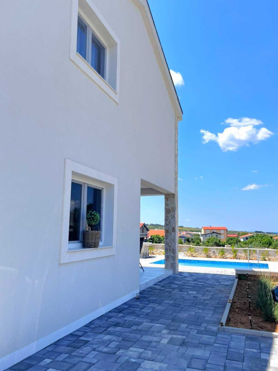 CROWONDER Villa Pinia with Swimming Pool