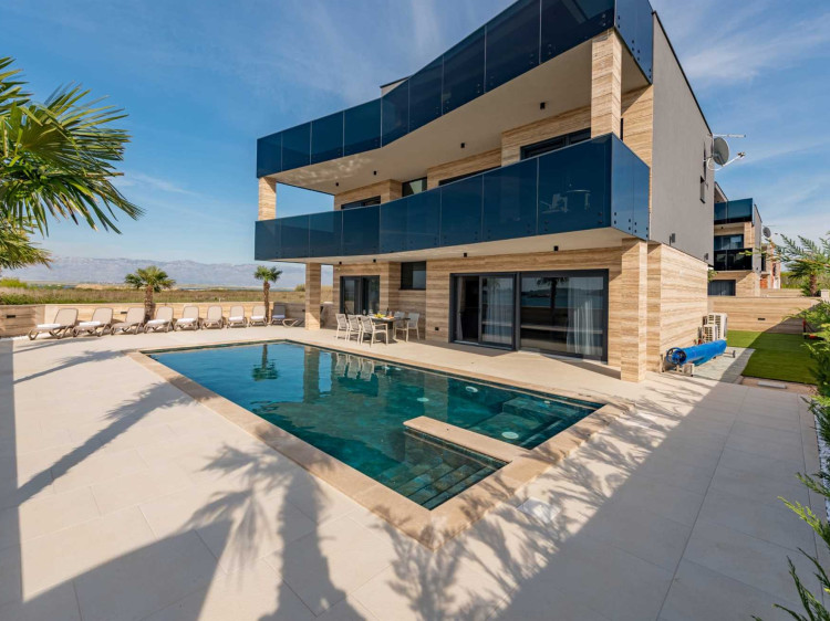 CROWONDER Villa Travera 1 z podgrzewanym basenem