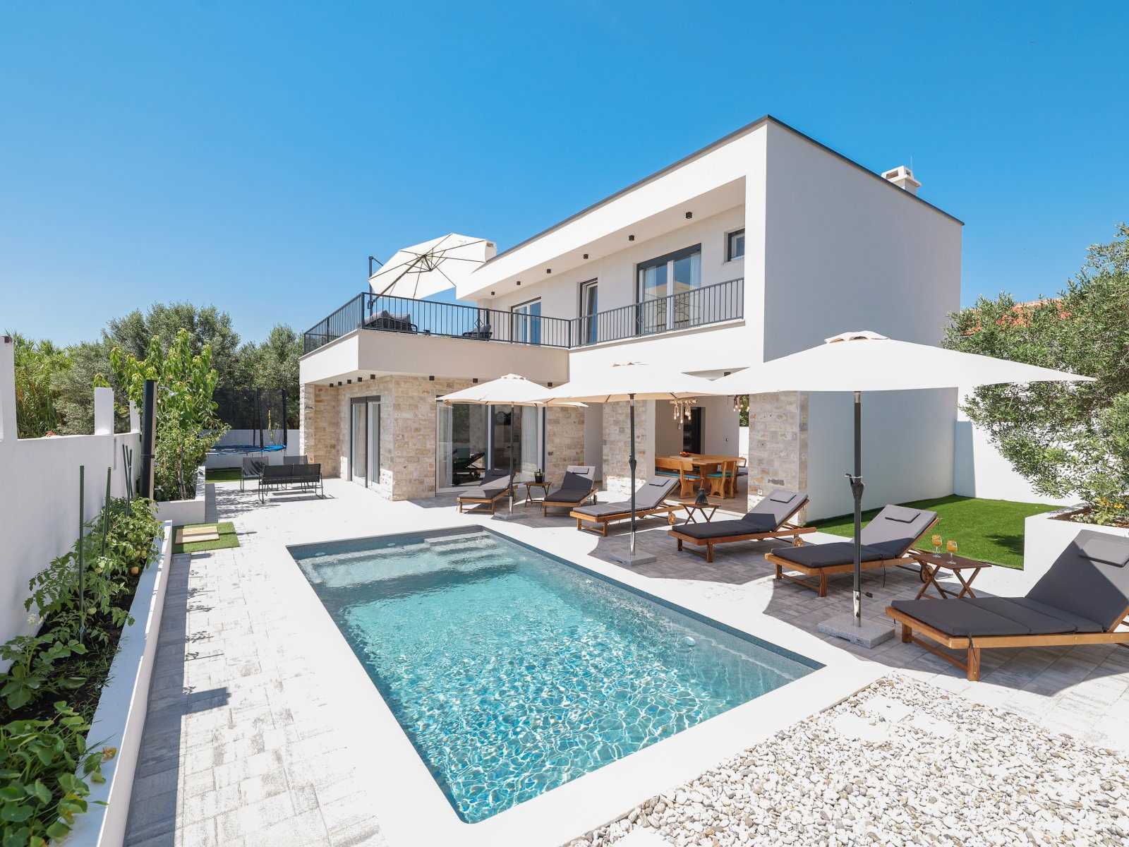 Crowonder Villa Bura with Heated Swimming Pool and Jacuzzi