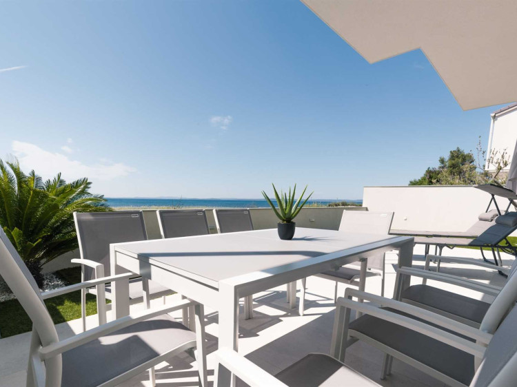 CROWONDER Beachfront Reiterer Vila V1 with Jacuzzi