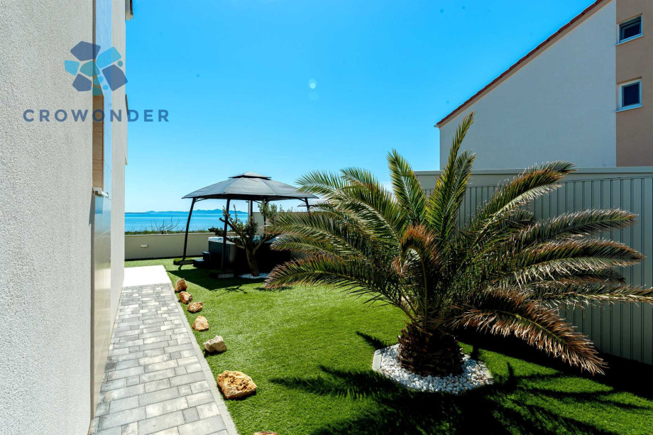 CROWONDER Beachfront Reiterer Vila V1 with Jacuzzi