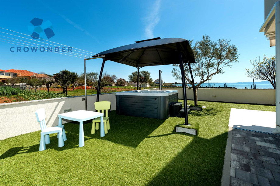 CROWONDER Beachfront Reiterer Vila V1 with Jacuzzi