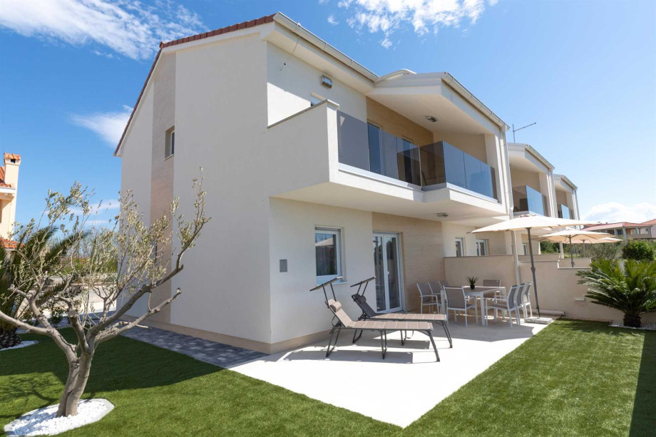 CROWONDER Beachfront Reiterer Vila V1 with Jacuzzi