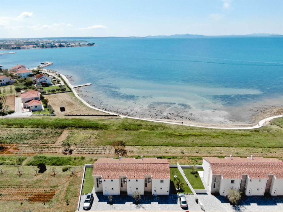 CROWONDER Beachfront Reiterer Vila V1 with Jacuzzi