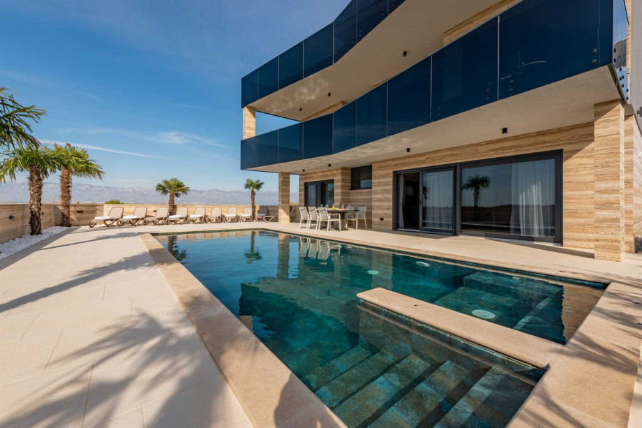 CROWONDER Villa Travera 1 with Heated Swimming Pool