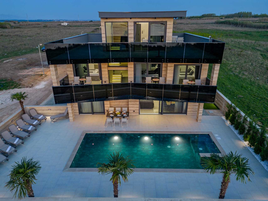 CROWONDER Villa Travera 1 with Heated Swimming Pool