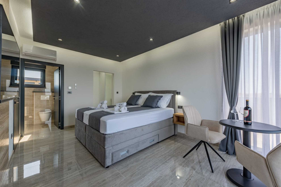 CROWONDER Villa Travera 1 with Heated Swimming Pool