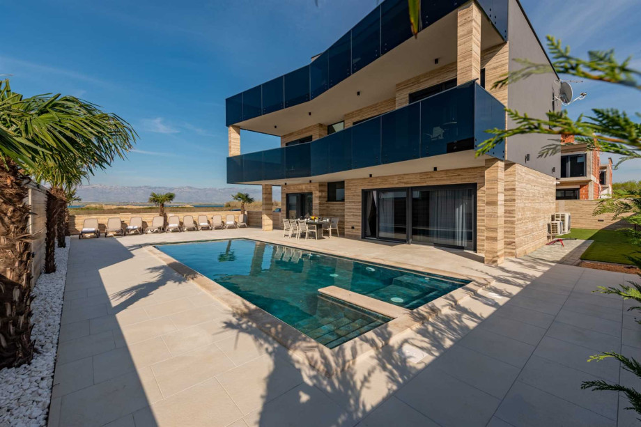 CROWONDER Villa Travera 1 with Heated Swimming Pool