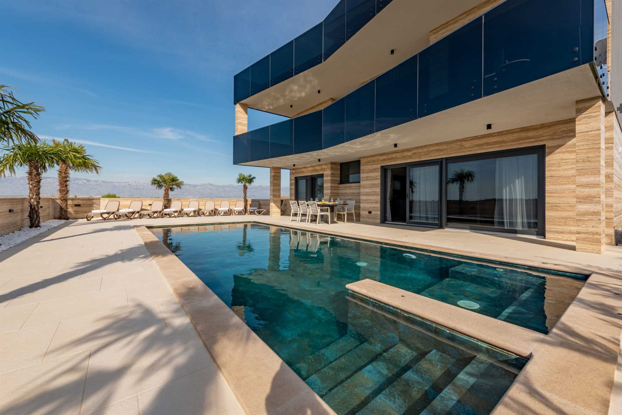 CROWONDER Vila Travera 2 s vyhrievaným bazénom