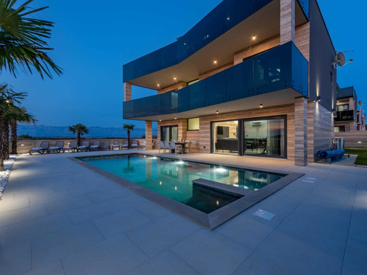 CROWONDER Villa Travera 3 with Heated Swimming Pool