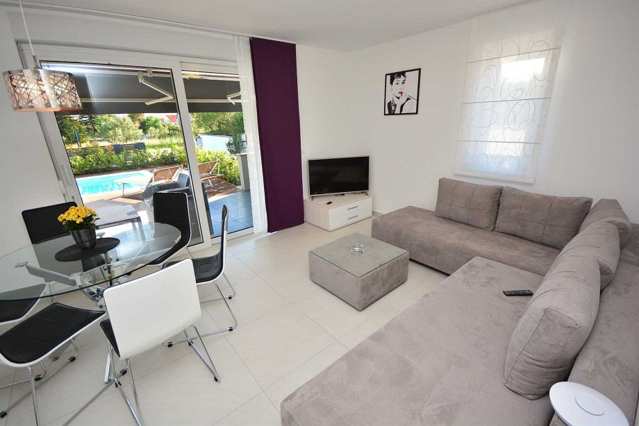 CROWONDER Luxury Toretta Apartment A2 with Swimming Pool