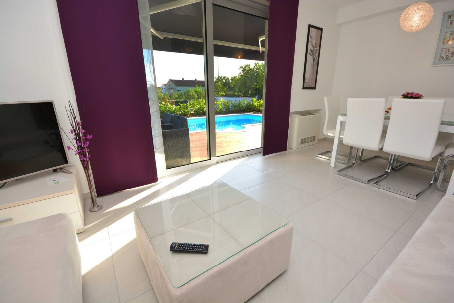 CROWONDER Luxury Toretta Apartment A1 with swimming pool