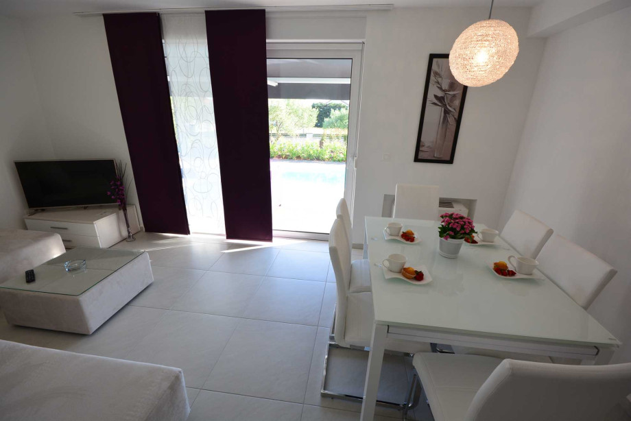 CROWONDER Luxury Toretta Apartment A1 with swimming pool