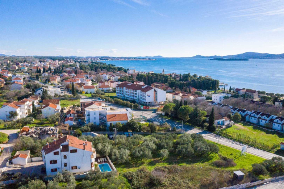 CROWONDER Good Time Holiday Home with Swimming Pool Jacuzzi Gym and Sauna