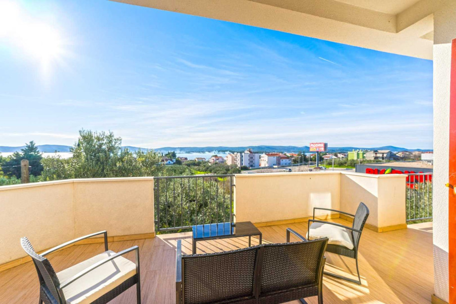 CROWONDER Good Time Holiday Home with Swimming Pool Jacuzzi Gym and Sauna