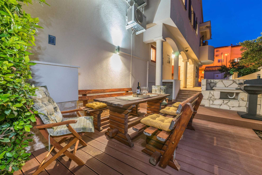 CROWONDER Good Time Holiday Home with Swimming Pool Jacuzzi Gym and Sauna