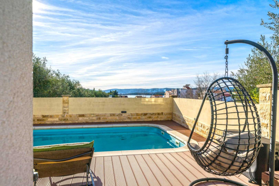 CROWONDER Good Time Holiday Home with Swimming Pool Jacuzzi Gym and Sauna