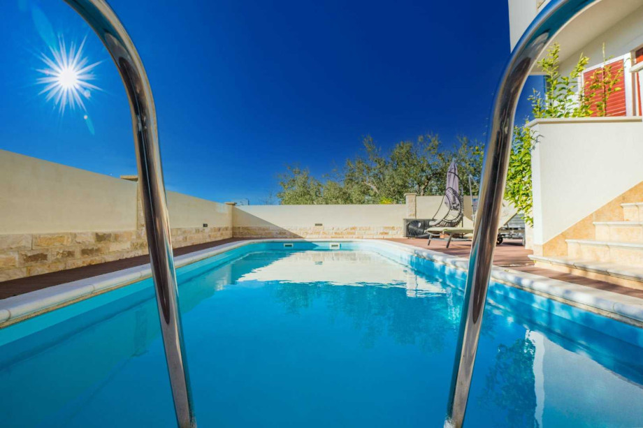 CROWONDER Good Time Holiday Home with Swimming Pool Jacuzzi Gym and Sauna