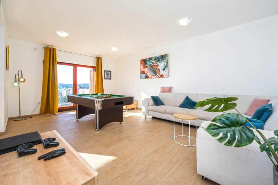 CROWONDER Good Time Holiday Home with Swimming Pool Jacuzzi Gym and Sauna