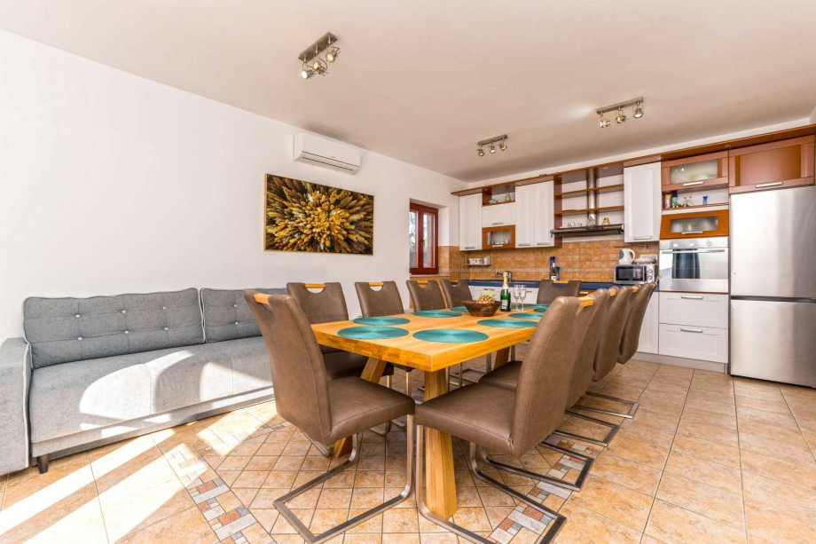 CROWONDER Good Time Holiday Home with Swimming Pool Jacuzzi Gym and Sauna