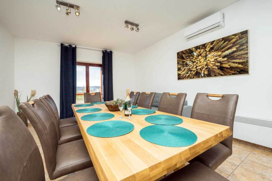 CROWONDER Good Time Holiday Home with Swimming Pool Jacuzzi Gym and Sauna