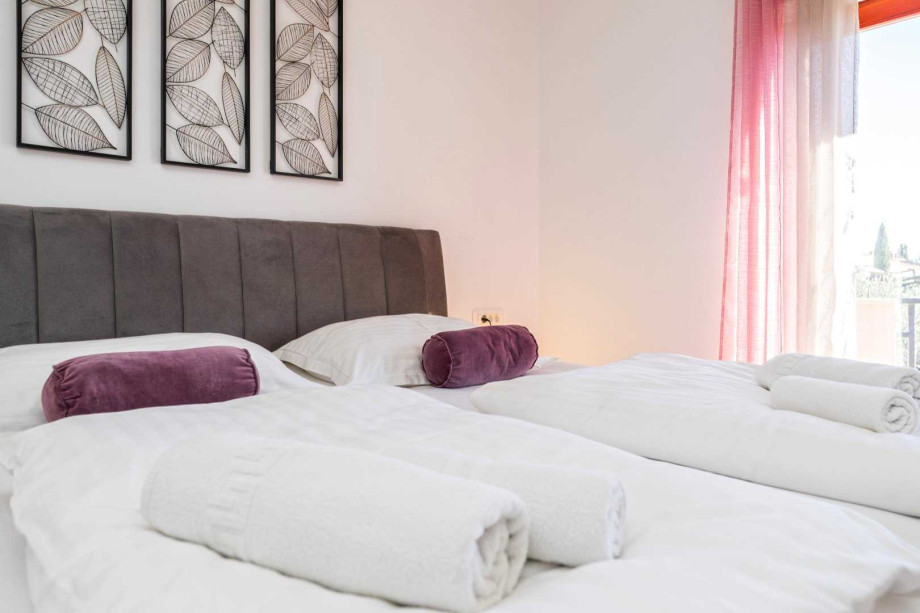 CROWONDER Good Time Holiday Home with Swimming Pool Jacuzzi Gym and Sauna