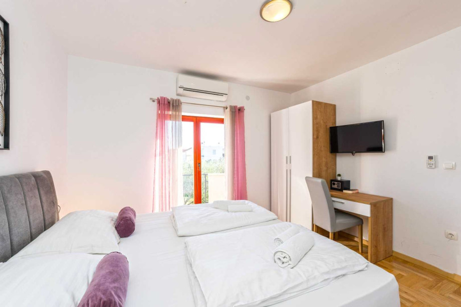 CROWONDER Good Time Holiday Home with Swimming Pool Jacuzzi Gym and Sauna