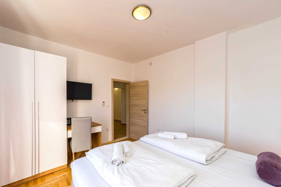 CROWONDER Good Time Holiday Home with Swimming Pool Jacuzzi Gym and Sauna