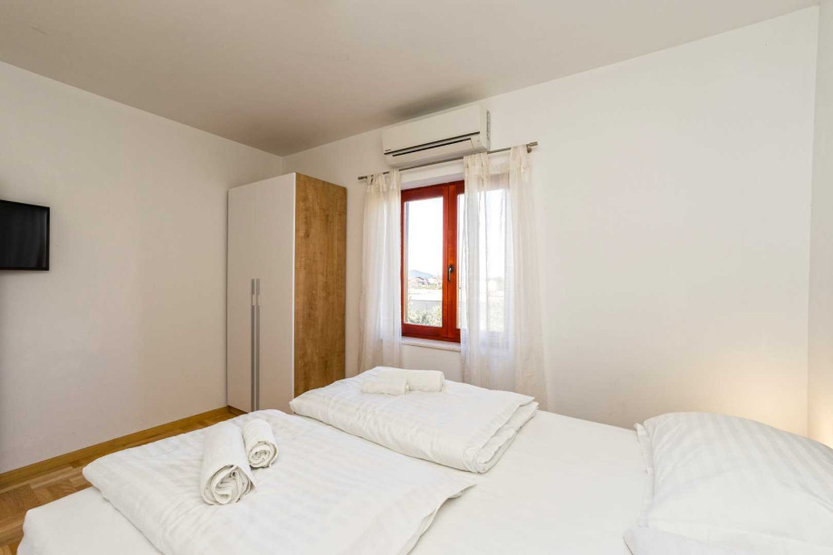 CROWONDER Good Time Holiday Home with Swimming Pool Jacuzzi Gym and Sauna