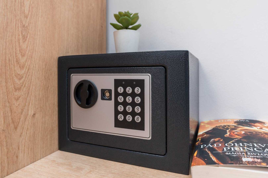 CROWONDER Good Time Holiday Home with Swimming Pool Jacuzzi Gym and Sauna