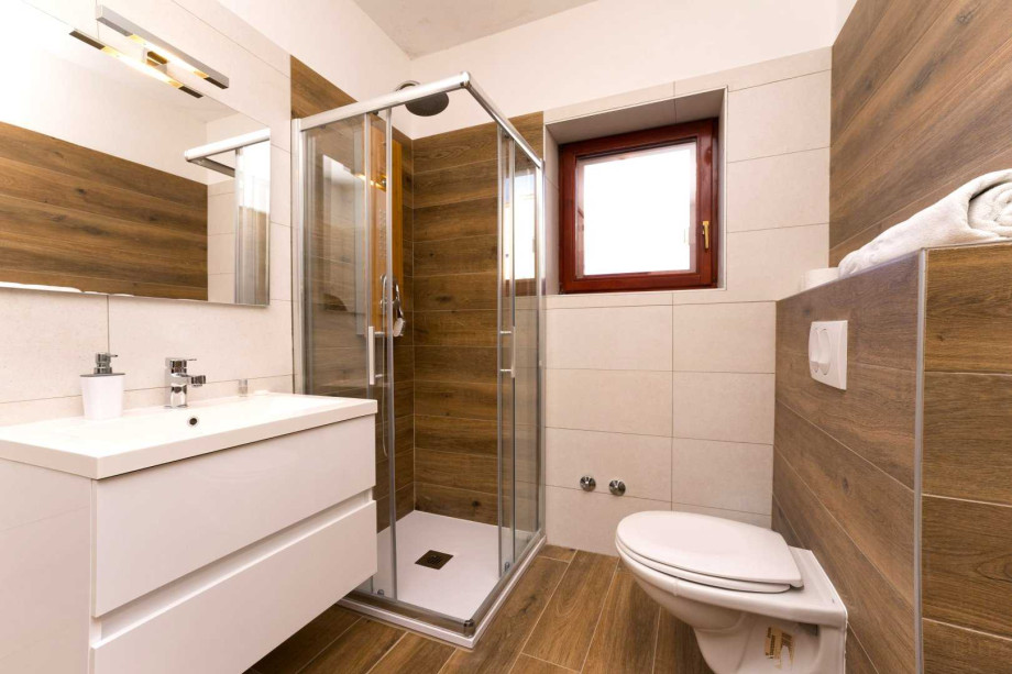 CROWONDER Good Time Holiday Home with Swimming Pool Jacuzzi Gym and Sauna