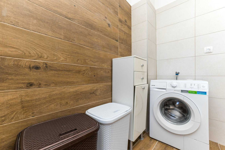 CROWONDER Good Time Holiday Home with Swimming Pool Jacuzzi Gym and Sauna