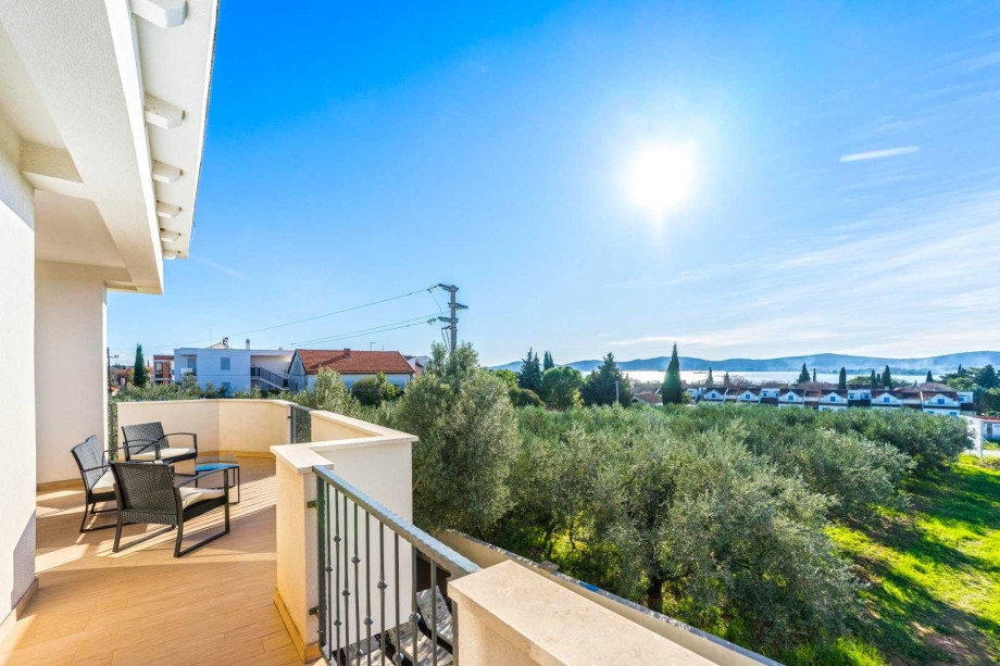 CROWONDER Good Time Holiday Home with Swimming Pool Jacuzzi Gym and Sauna