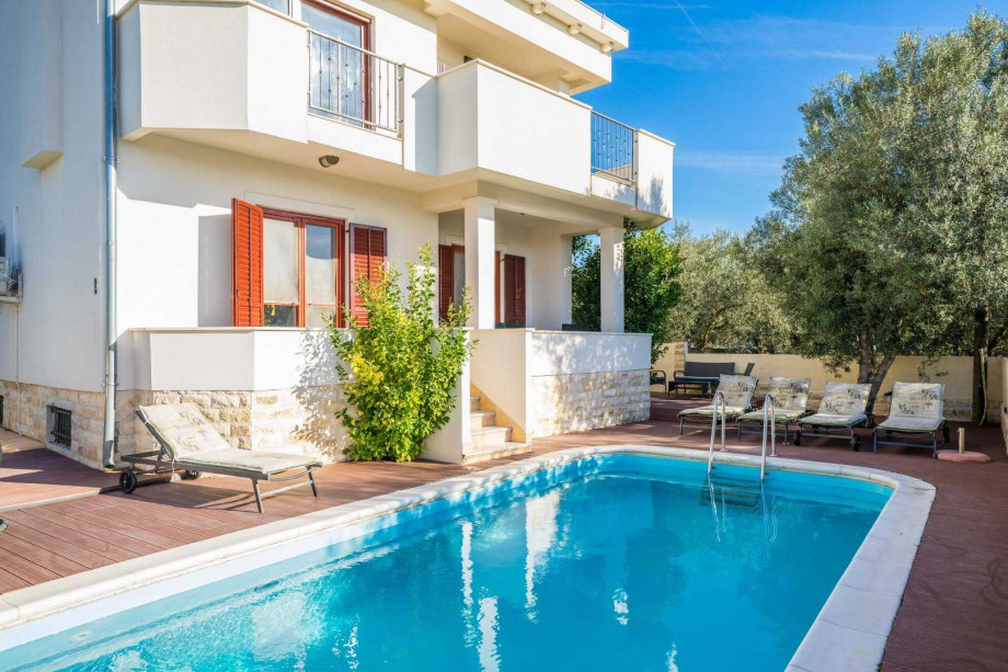 CROWONDER Good Time Holiday Home with Swimming Pool Jacuzzi Gym and Sauna