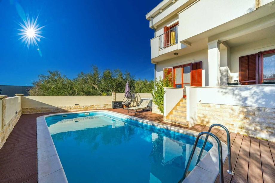 CROWONDER Good Time Holiday Home with Swimming Pool Jacuzzi Gym and Sauna