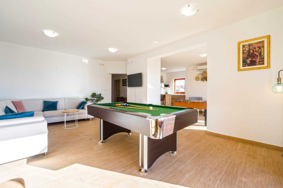 CROWONDER Good Time Holiday Home with Swimming Pool Jacuzzi Gym and Sauna