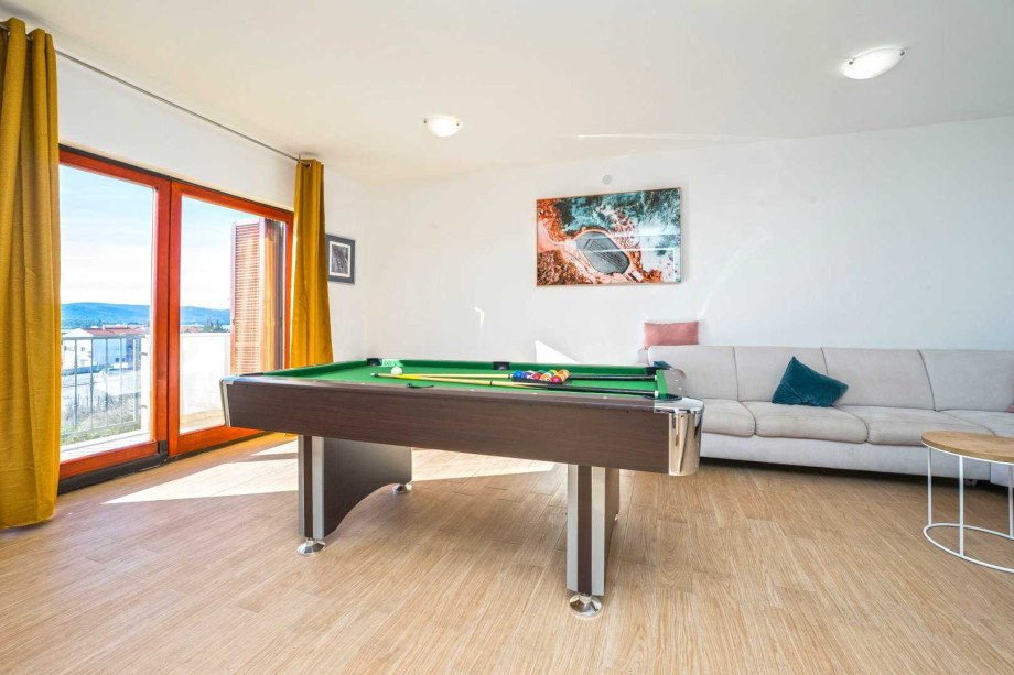 CROWONDER Good Time Holiday Home with Swimming Pool Jacuzzi Gym and Sauna