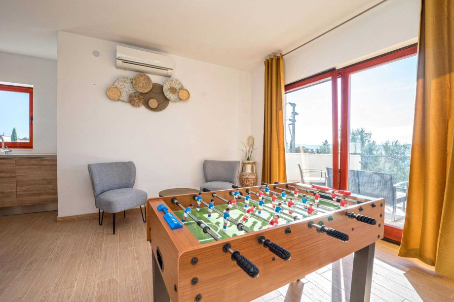 CROWONDER Good Time Holiday Home with Swimming Pool Jacuzzi Gym and Sauna